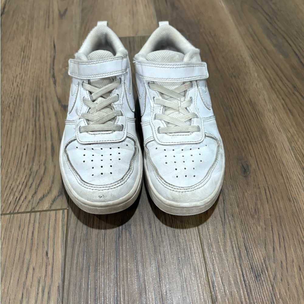 Kids White Nike Sneakers size 2 little kids